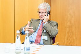 Das Bild zeigt Prof. Dr. med. Juilan Widder während der Telefonaktion