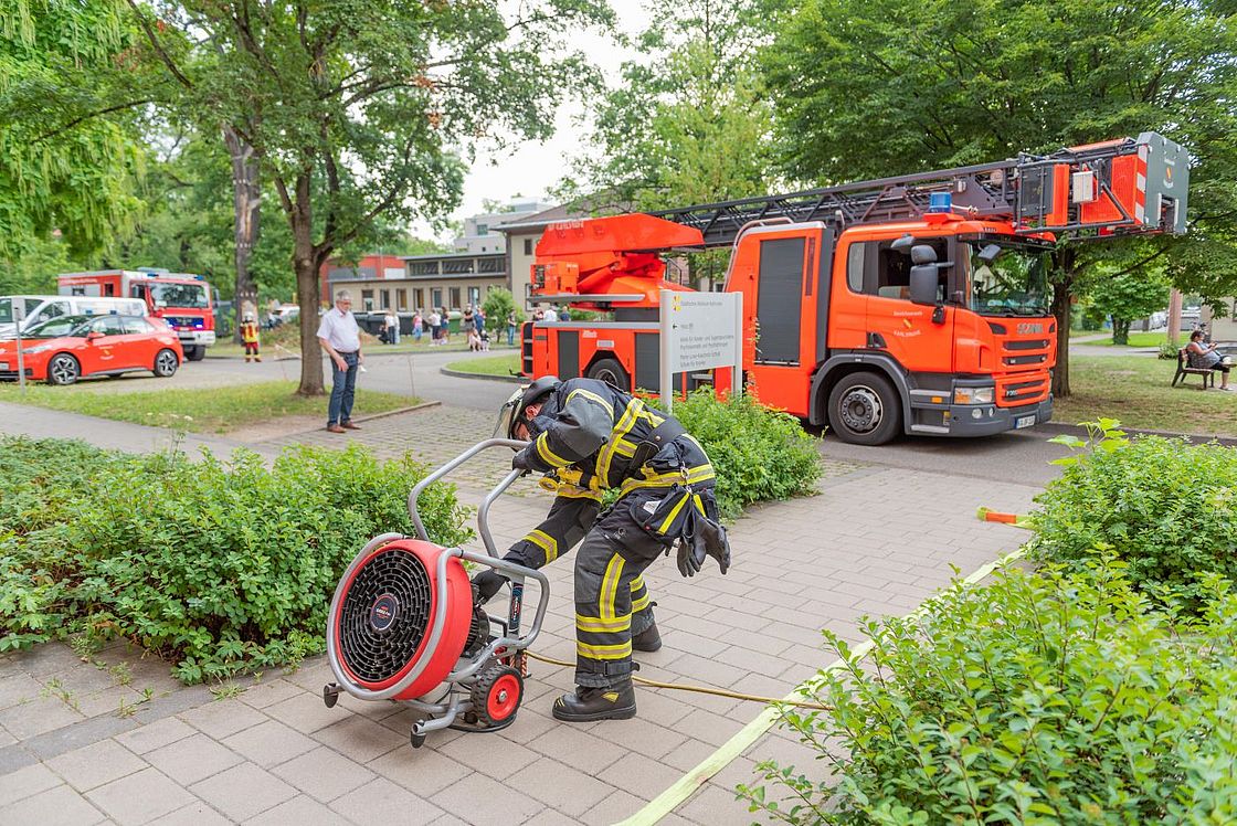 Das Bild zeigt die Feuerwehr vor Ort