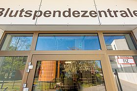 Eingang zur neuen Blutspendezentrale