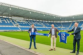Prof. Michael Geißler (Mitte) und Markus Heming (re.) besuchen Michael Becker im Wildparkstadion.