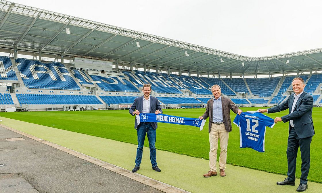 Prof. Michael Geißler (Mitte) und Markus Heming (re.) besuchen Michael Becker im Wildparkstadion.