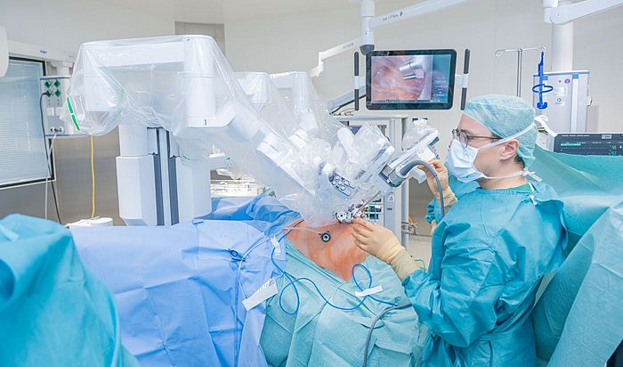 Das Bild zeigt eine Operation mit dem Da Vinci-System
