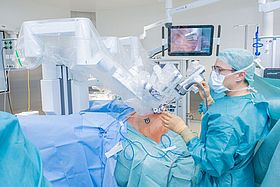 Das Bild zeigt eine Operation mit dem Da Vinci-System