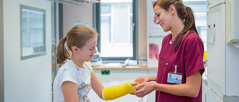 Das Bild zeigt ein Kind bei der Gipssprechstunde