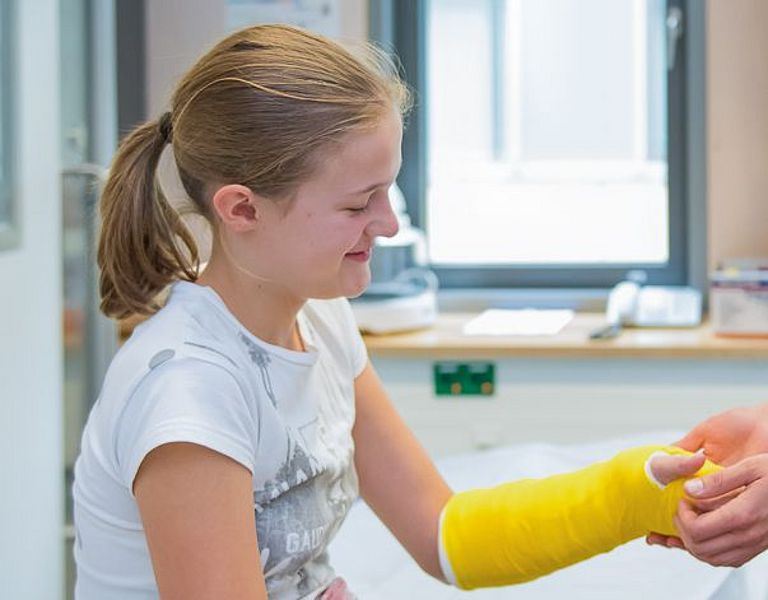 Das Bild zeigt ein Kind bei der Gipssprechstunde
