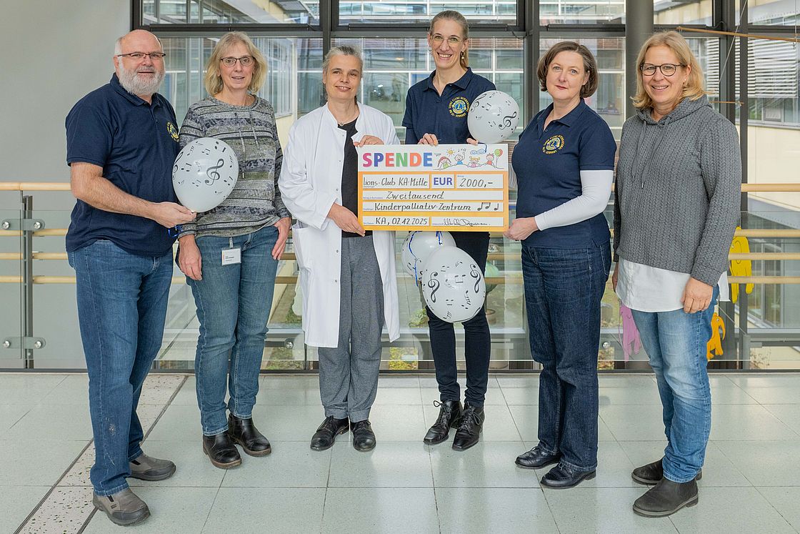 Der Lions Club Karlsruhe Mitte übergibt die Spende an das Palliativteam des Klinikums Karlsruhe.
