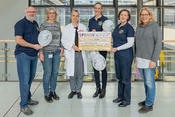 Der Lions Club Karlsruhe Mitte übergibt die Spende an das Palliativteam des Klinikums Karlsruhe.