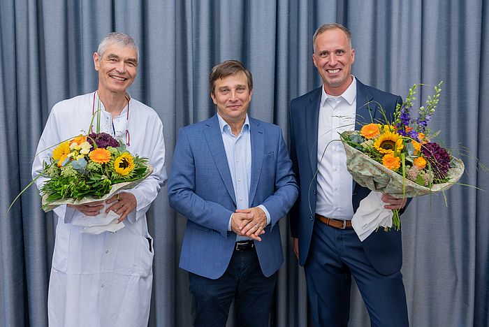 Das Foto zeigt von rechts nach links Prof. Dr. Johannes Schultz (neuer Direktor HNO), Prof. Dr. Dr. Martin Holderried (Medizinischer Geschäftsführer), Prof. Dr. Rainer Weber (bisheriger kommissarischer Klinikdirektor).