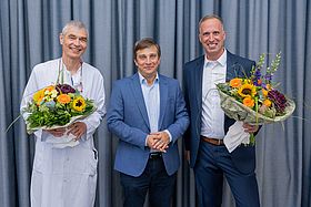 Das Foto zeigt von rechts nach links Prof. Dr. Johannes Schultz (neuer Direktor HNO), Prof. Dr. Dr. Martin Holderried (Medizinischer Geschäftsführer), Prof. Dr. Rainer Weber (bisheriger kommissarischer Klinikdirektor).