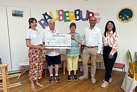 v.l.n.r.: Lea Lindner (2. Vorsitzende Stelzenmännchen), Karl-Heinz und Roswitha Treusch, Jens Dobokay und Elke Winay (Vorstandsmitglied Stelzenmännchen und im Förderverein verantwortlich für die Räuberburg)