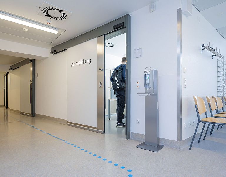 Das Bild zeigt den Eingang zum MVZ Notfallmedizin.