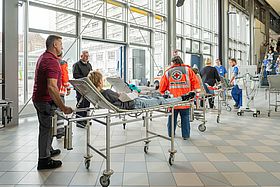 Dutzende Verletzte kommen gleichzeitig ins Krankenhaus.