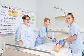 Das Bild zeigt die Wundversorgung eines offenen Beines