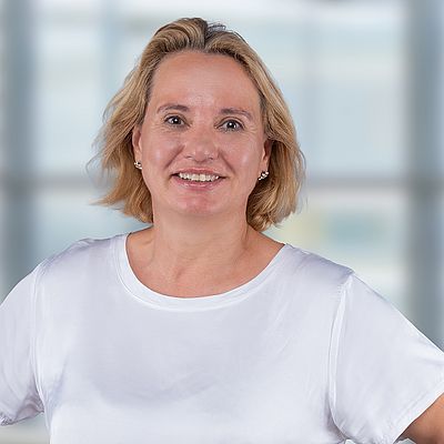 Das Bild zeigt ein Porträt von Ulrike Benneter