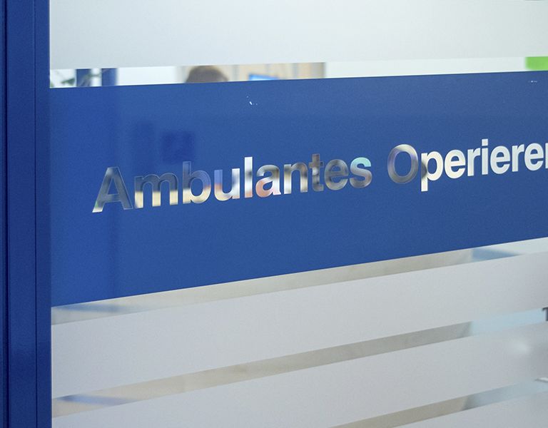 Das Bild zeigt eine Tür mit dem Schriftzug "Ambulantes Operieren"
