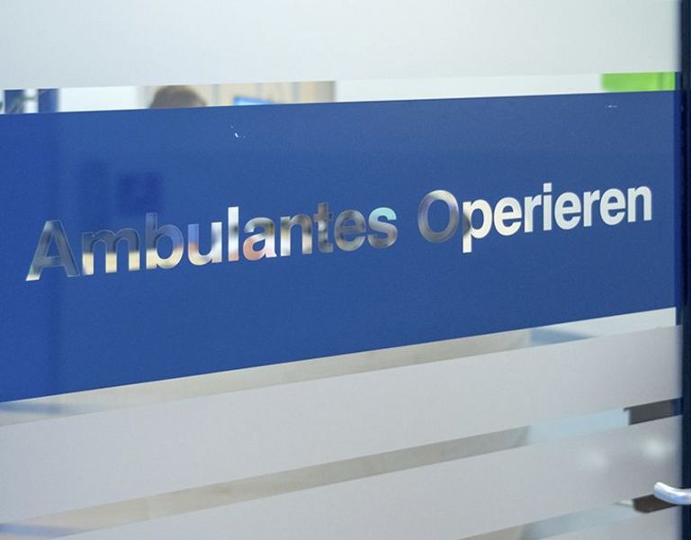 Das Bild zeigt eine Tür mit dem Schriftzug "Ambulantes Operieren"