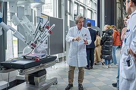 Klinikdirektor Prof. Dr. Teber erklärt die Funktionsweise des Da Vinci-Roboters.