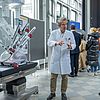 Klinikdirektor Prof. Dr. Teber erklärt die Funktionsweise des Da Vinci-Roboters.