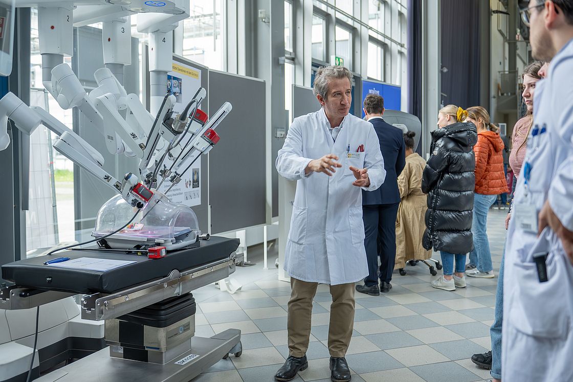 Klinikdirektor Prof. Dr. Teber erklärt die Funktionsweise des Da Vinci-Roboters.
