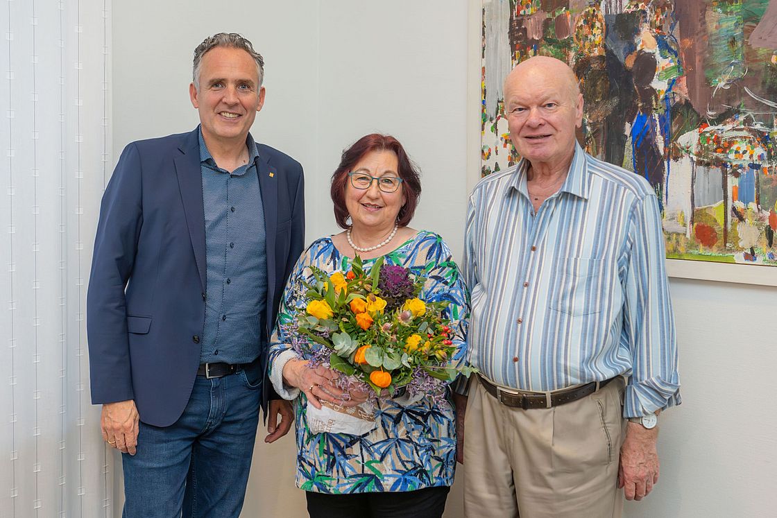 Das Bild zeigt Markus Heming, Beate und Winfried König (v.l.n.r.) beim Empfang im Klinikum Karlsruhe