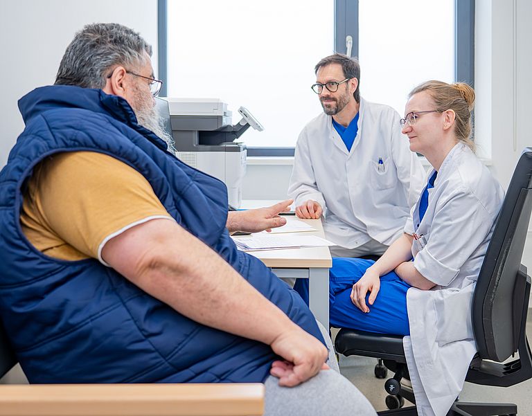 Das Bild zeigt ein Gespräch in der Adipositas-Sprechstunde.