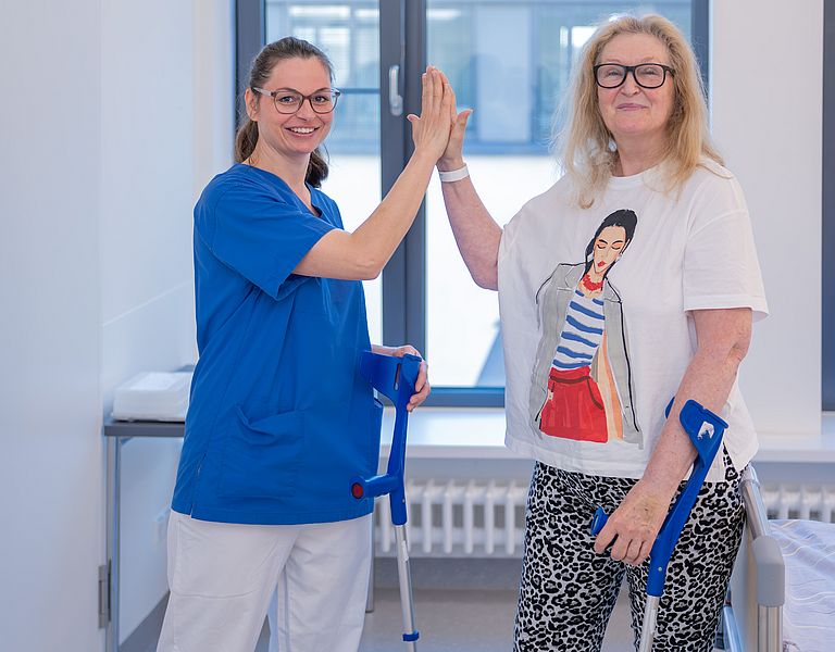 Das Bild zeigt Christiane Krause-Dimmock (re.) mit ihrer Physiotherapeutin.