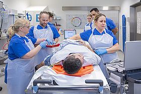 Das Bild zeigt Zentrumsleiter Dr. med. Björn Bergau und das Team des ZiAN bei der Versorgung eines Verletzten in einem Schockraum des Klinikums Karlsruhe.