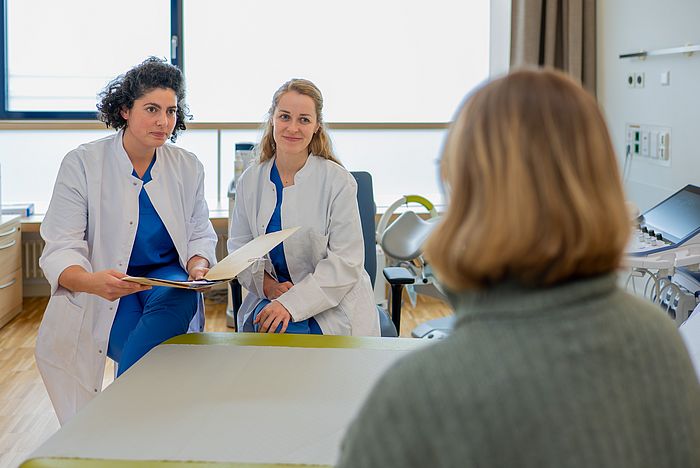 Dr. Annick Puhl (re.) und Josepha Clam sind Ansprechpersonen für FGM/C-Betroffene.