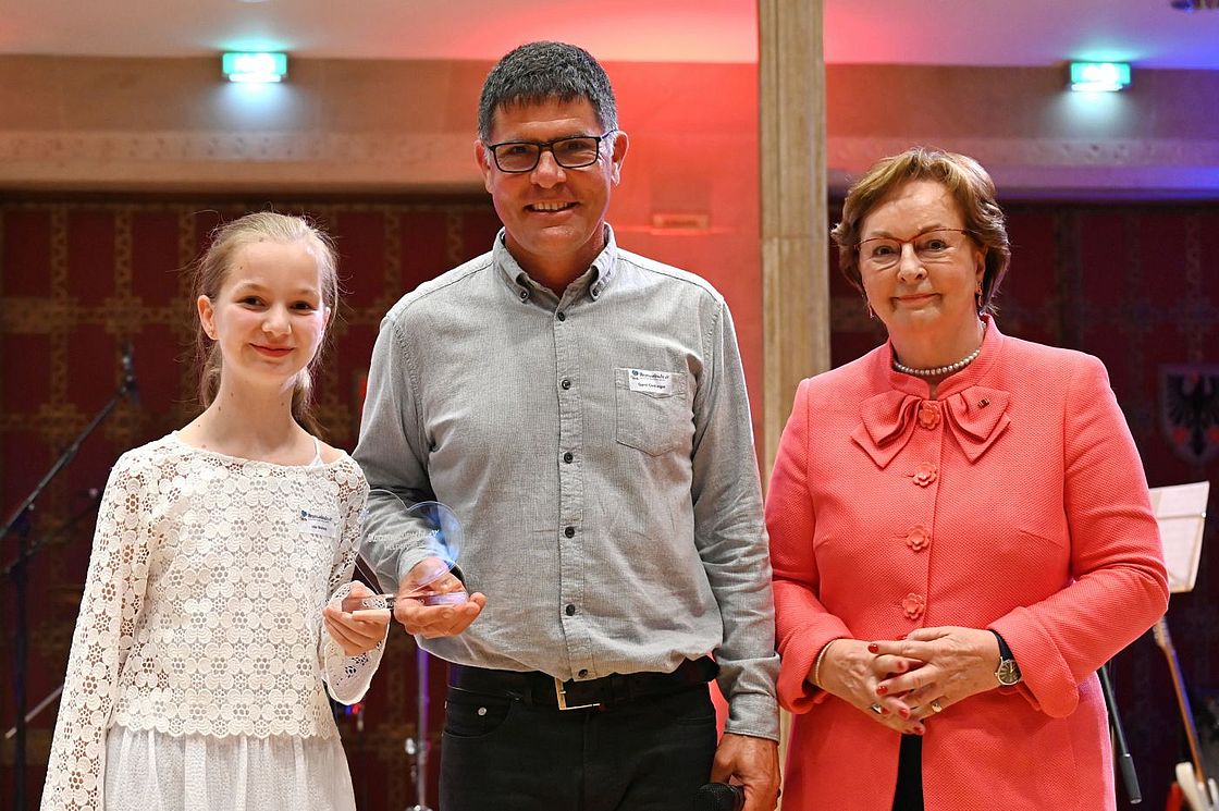 Das Bild zeigt Ida, Gert Oettinger und Wera Röttgering bei der Verleihung des Herzenswünsche-Preises 2022