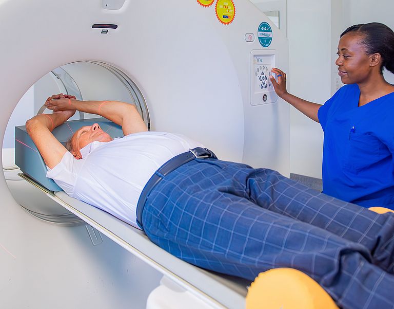 Das Bild zeigt einen Patienten im PET/CT.