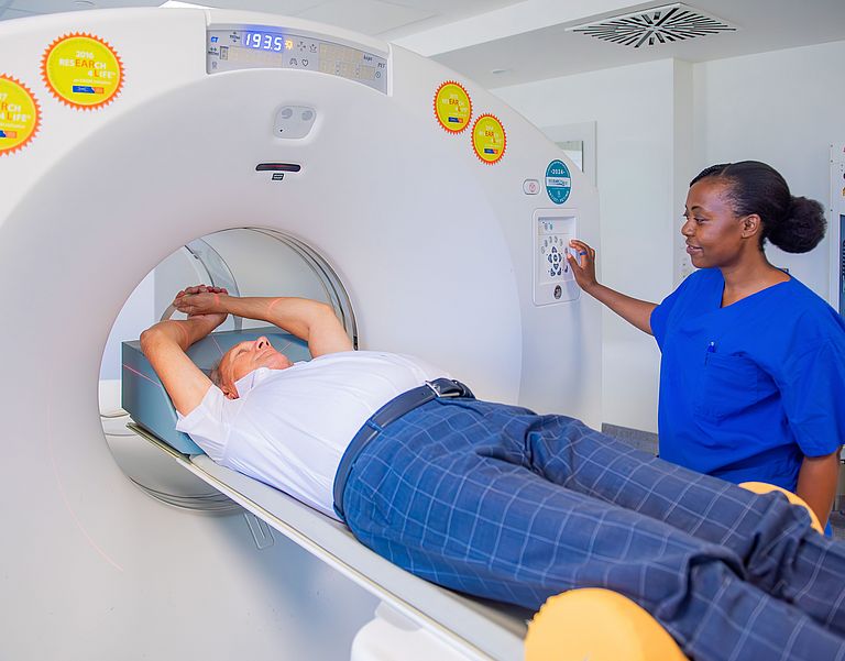 Das Bild zeigt einen Patienten im PET/CT.