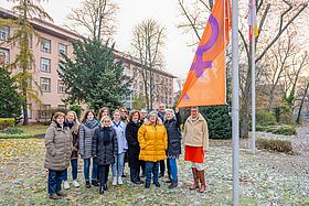 Das Bild zeigt die Flagge gegen Gewalt an Frauen