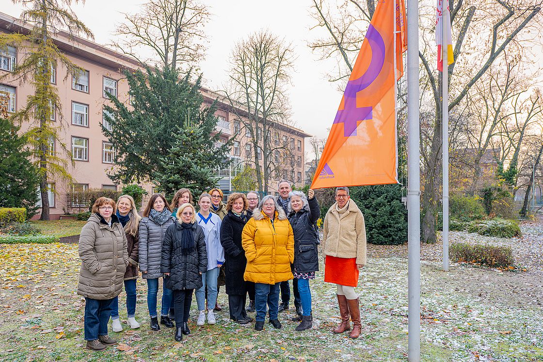 Das Bild zeigt die Flagge gegen Gewalt an Frauen