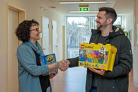 Nico Merx übergibt ein Set Lego an Pflegedienstleitung Silke Kramer.