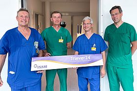 Das Bild zeigt Dr. Matthias Merkel (Leitender Oberarzt der Medizinischen Klinik IV), Prof. Julian Widder, Prof. Peter Reimer und Dr. Daniel Schneider (Oberarzt im Institut für diagnostische und interventionelle Radiologie) die am Eingriff beteiligt waren (v.l.n.r.).