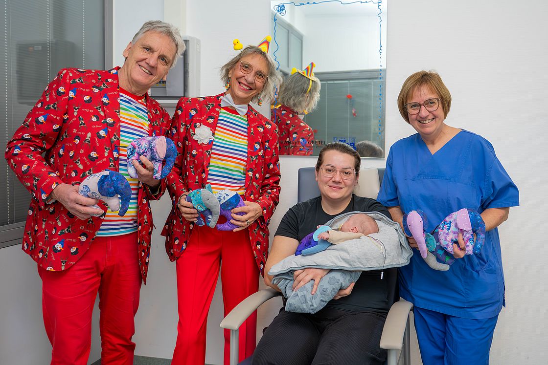 Rudi und Julchen haben die Elefanten an die Familien übergeben.