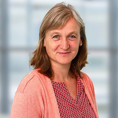 Das Bild zeigt ein Porträt von Hildegard Brügge-Weber