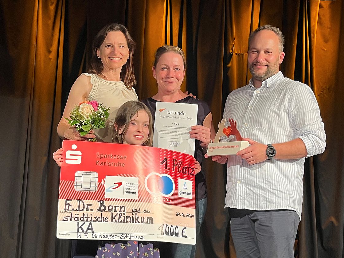 Dr. Simone Born mit Tochter, Charlotte Riexinger und Dr. Björn Bergau bei der Verleihung des Karlsruher Kinderfreundlichkeitspreises.