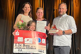 Dr. Simone Born mit Tochter, Charlotte Riexinger und Dr. Björn Bergau bei der Verleihung des Karlsruher Kinderfreundlichkeitspreises.