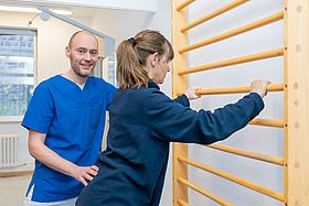 Das Bild zeigt Mike Edelenbos bei der Therapie.