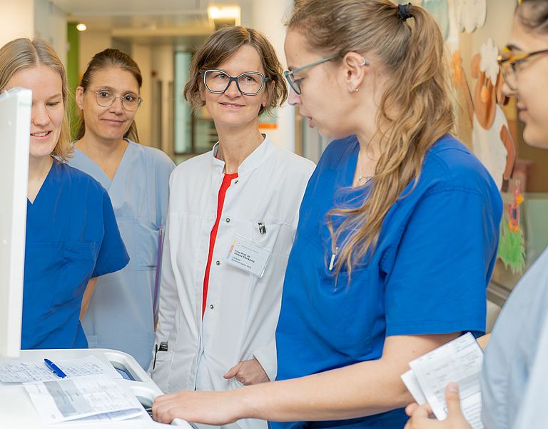 Das Bild zeigt eine interdisziplinäre Visite in der Kinderchirurgie.