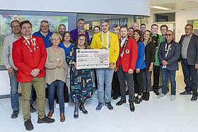 Das Bild zeigt die Spendenübergabe im Städtischen Klinikum Karlsruhe