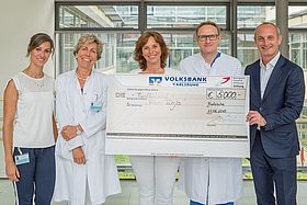 Spendenübergabe Brustzentrum Team Tanja
