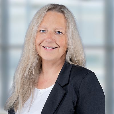 Das Bild zeigt ein Porträt von Anett Henck