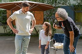 Dennis Kempe (links) beantwortet die Frage einer jungen Patientin (rechts David Kadel).