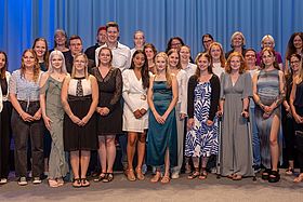 Das Bild zeigt die Absolventinnen, Absolventen und Lehrkräfte des Kurses GenK 10/20