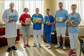 Das Bild zeigt Mandy Koch (2.v.l.) und das Palliativ-Team mit Büchern in der Hand.
