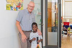 Das Bild zeigt Alieu aus Gambia, der im Klinikum behandelt wurde