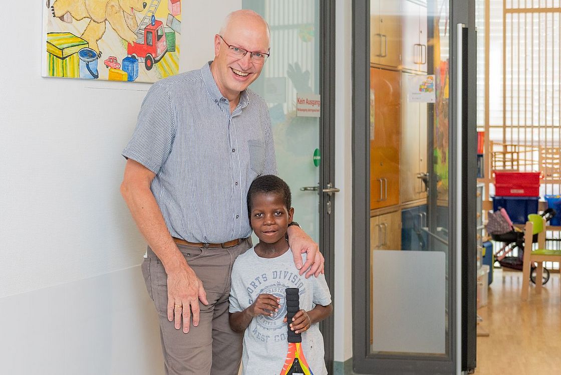 Das Bild zeigt Alieu aus Gambia, der im Klinikum behandelt wurde