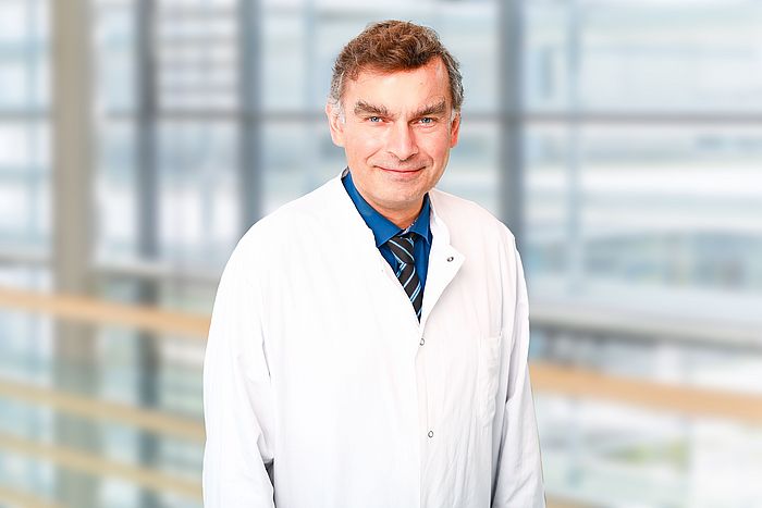 Das Bild zeigt ein Portrait von Prof. Dr. Martin Hausberg